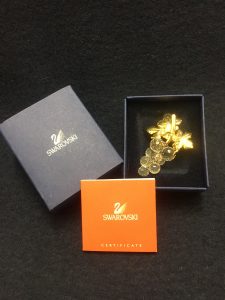 スワロフスキーブローチ