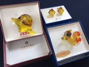 張りべっ甲・本べっ甲　ブローチ２点・イヤリング１点