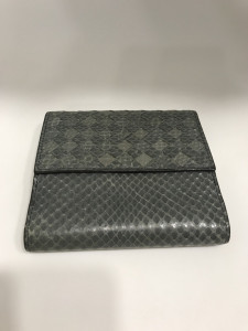 ボッテガヴェネタ パイソン柄 二つ折り財布