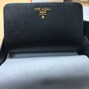 PRADA 財布
