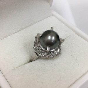 Pt900 メレダイヤ付 黒蝶パールリング