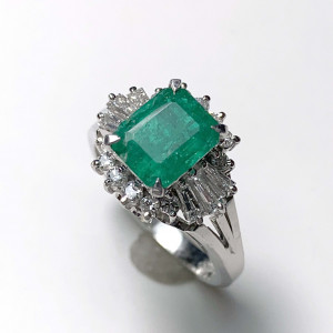 Pt900 メレダイヤ(0.54ct)エメラルド(1.25ct)リング