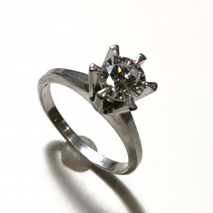 Pt900 ダイヤ 1.02ct 縦爪リング