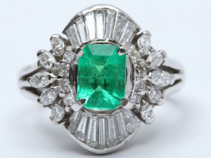 ザンビア産エメラルドリング E1.24ct D0.52ct