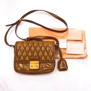 miumiu マドラス ショルダーバッグ