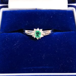 Pt900 エメラルド メレダイヤ付 リング 0.25ct 0.17ct