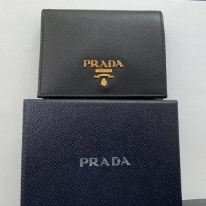 プラダ財布