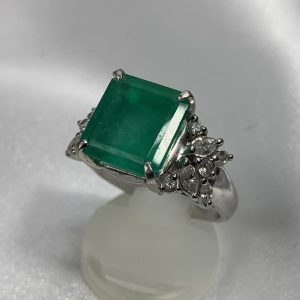 Pt900 エメラルド(6.59ct)メレダイヤ (0.7ct)リング