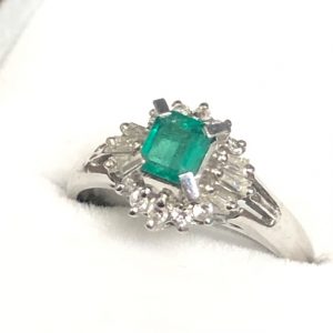 Pt900エメラルドメレダイヤ付きリング