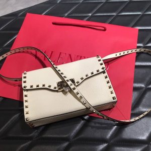 VALENTINO ロックスタッズショルダーバッグ