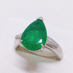 Pt900エメラルド メレダイヤ付きリング