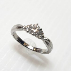 Pt900メレ付き0.25ctダイヤリング