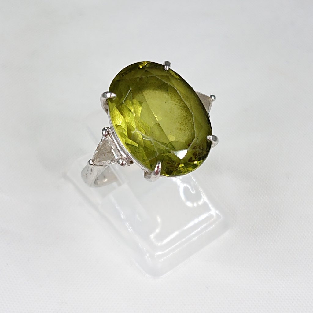 Pt900 ペリドット(10.79ct)付リング