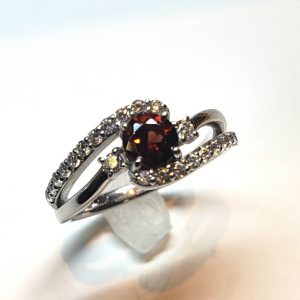 ガーネット　メレ付き　プラチナリング