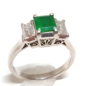 Pt900 エメラルド&テーパーダイヤリング