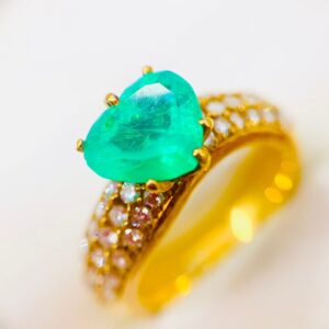 エメラルド2.13ct メレダイヤモンド0.7ct リング