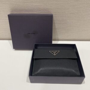 プラダ ナイロン 二つ折り財布 m523