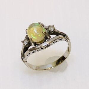 Pt900オパール2ct付リング