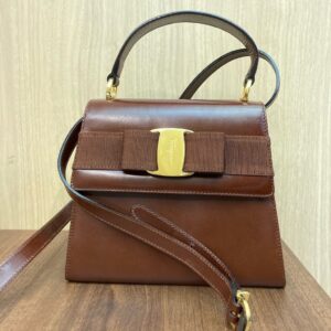 フェラガモ　ハンドバッグ　ブラウン　小さめ　レディース　ブランド