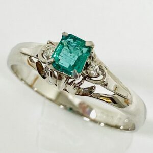 Pt900 0.27ctエメラルド 0.02ctメレダイヤ付リング