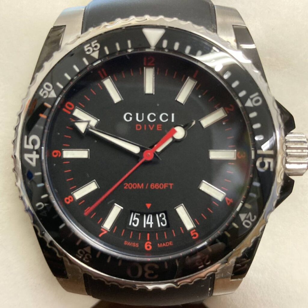 GUCCI DIVE 腕時計 136.3 黒文字盤 純正ラバーベルト グッチの買取実績