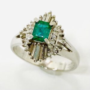Pt900エメラルド2ctメレダイヤ0.4ct付リング