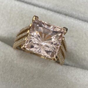 18金 K18 モルガナイト メレダイヤ付き リング