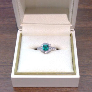 エメラルドリング(メレダイヤ付き)