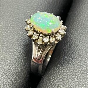 Pt900 オパール0.74ct メレダイヤ付きリング