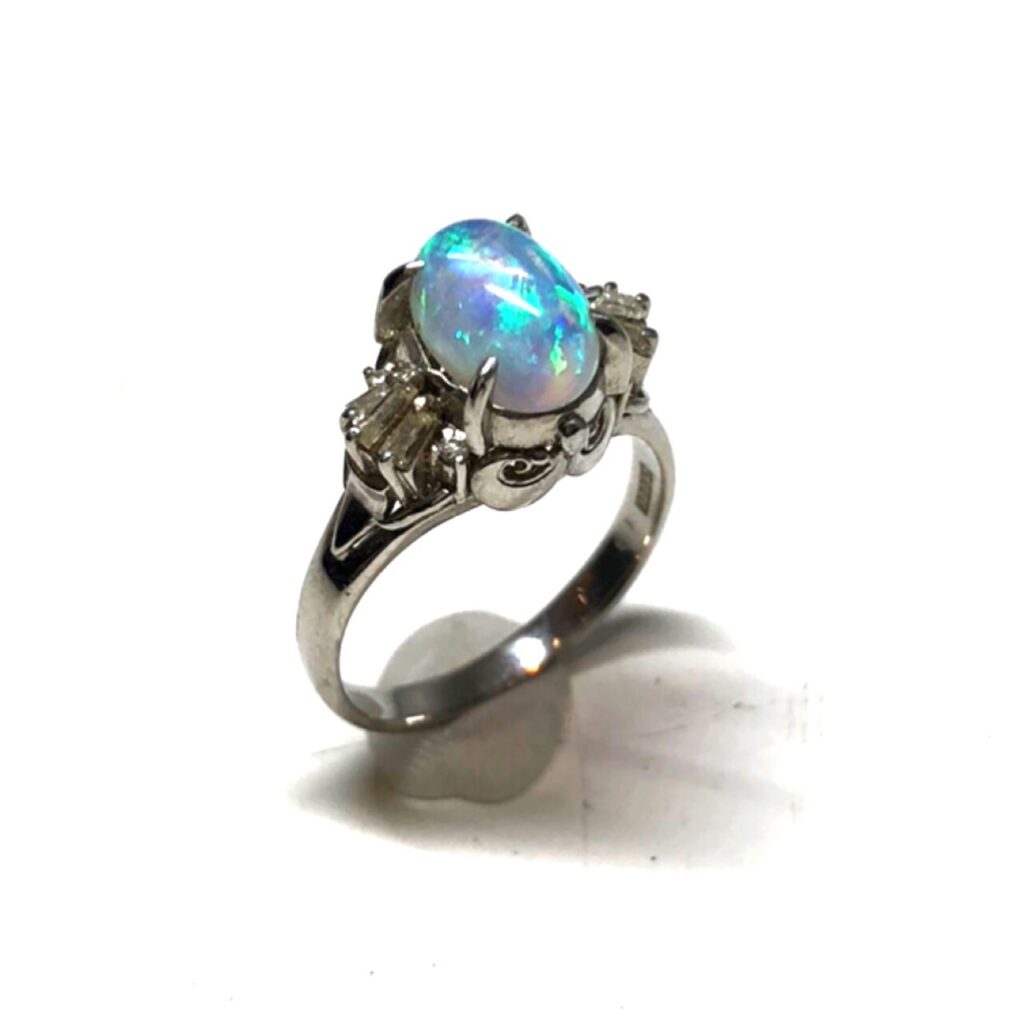 Pt900オパール1.6ct&メレダイヤ0.21ct付リング