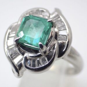 PT900 エメラルド 8ct メレダイヤ リング