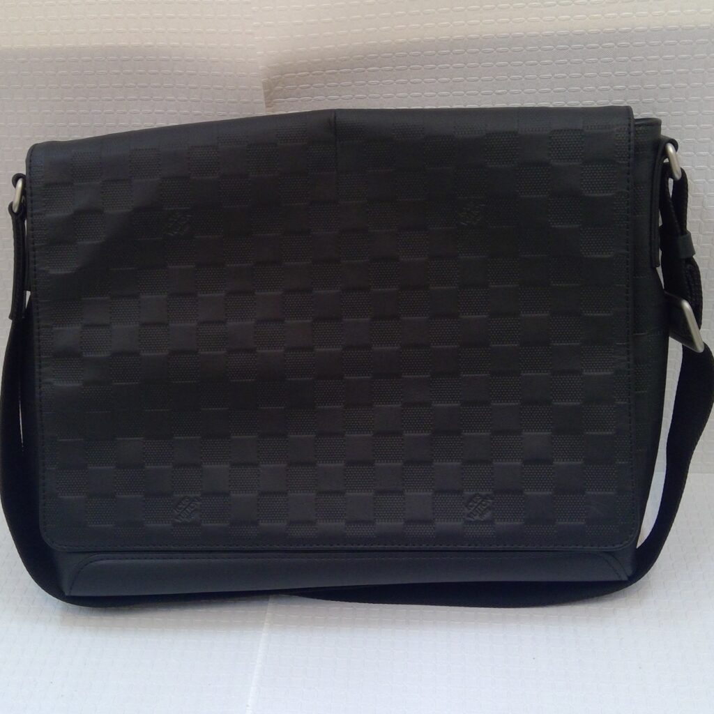 LOUIS VUITTON ルイ ヴィトン ディストリクトMM ショルダーバッグ 
