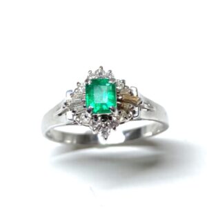 Pt900 0.5ctエメラルドリング