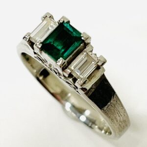 Pt900エメラルド0.3ct&メレダイヤ0.26ct付リング