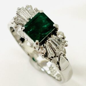 Pt900エメラルド0.54ct&メレダイヤ0.49ct付リング