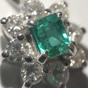 Pt900 エメラルド 0.5ct トップ