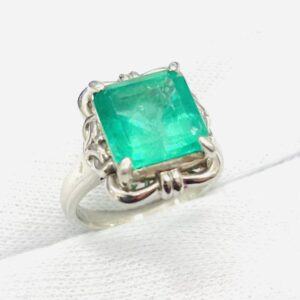 Pt900 エメラルドリング 3.63ct メレダイヤ