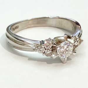 ダイヤリング Pt900