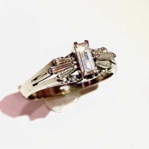 Pt900 バケットカットダイヤ0.20ct＆テーパーカットダイヤ0.14ct付リング