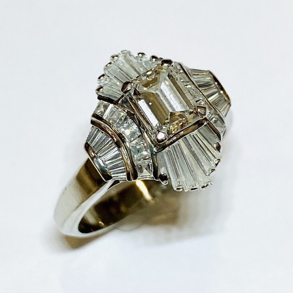 Pt900 エメラルドカットダイヤ0.61ct &メレダイヤ0.91ct リングの買取 