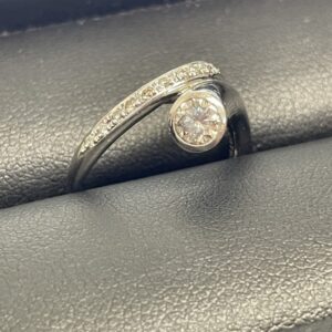 Pt900 ダイヤデザインリング