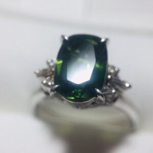 Pt900 リング グリーンサファイア2.878ct メレダイヤ0.013ct