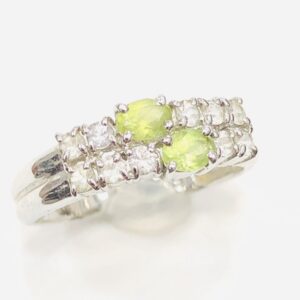 K18WG ペリドット0.4ct メレダイヤ0.5ct付 リング