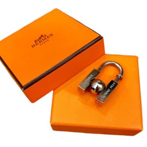 エルメス カデナ チャーム L HOMME PEUT EMBELLIR LA TERRE