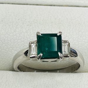 Pt900 エメラルド1.48ct メレ0.27ct リング 指輪