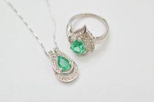 Pt900 エメラルドリングとネックレス