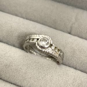 Pt900 メレダイヤ付きリング