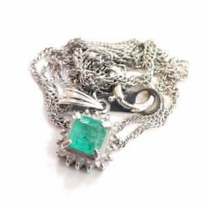 Pt900(プラチナ900）エメラルドネックレス　0.28ct
