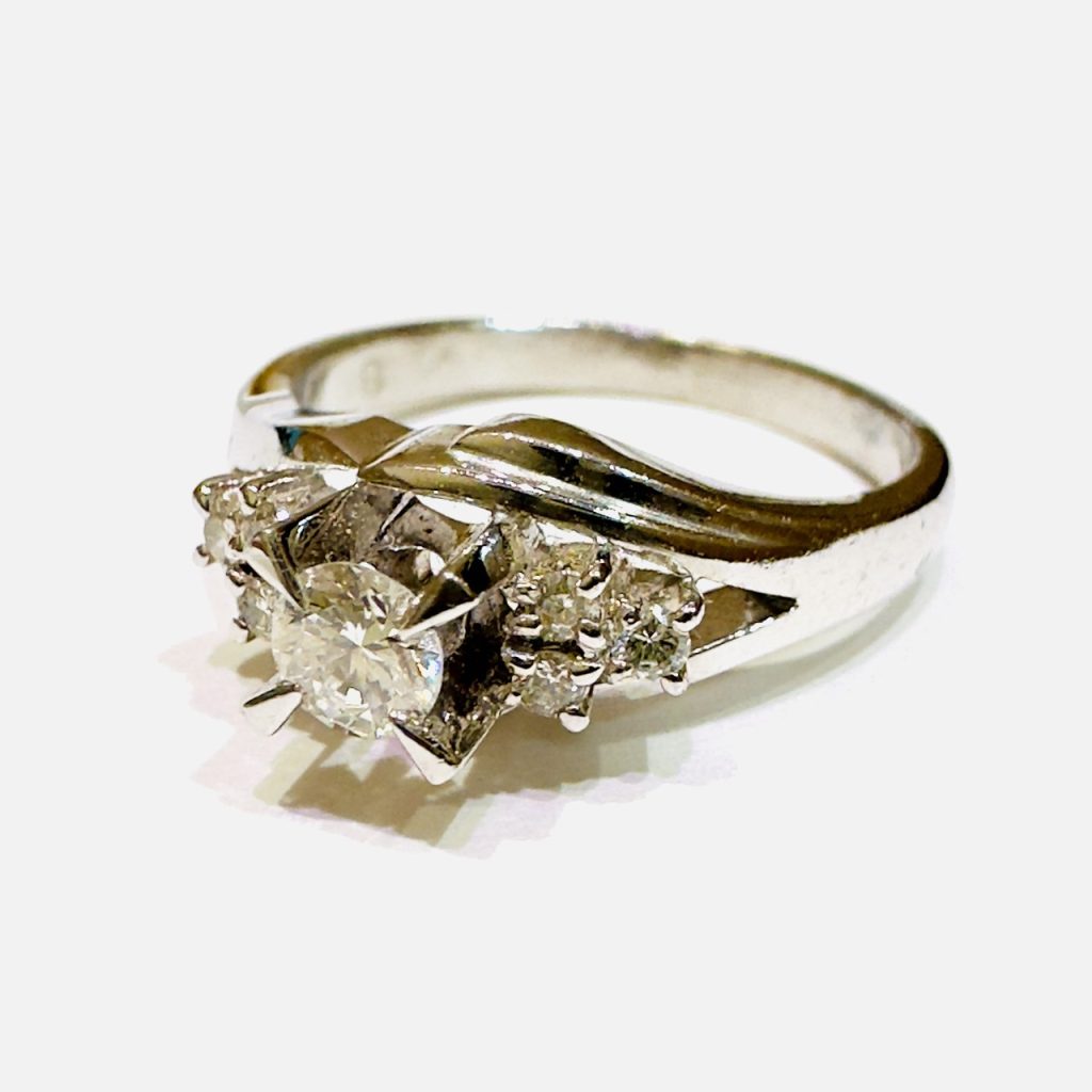 Pt900 ダイヤモンド0.17ct＆メレダイヤ0.08ct リング