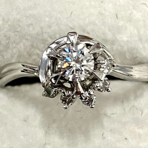 Pt900 0.17ctダイヤモンド&0.09ctメレダイヤモンド付きリング